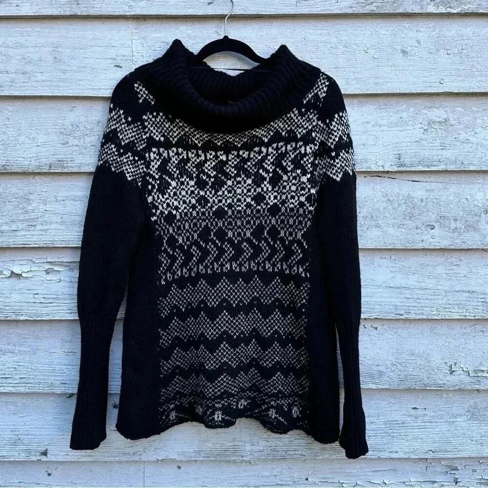 Free People Black & White turtleneck, long sleeve, Sweater sizeM, good condition